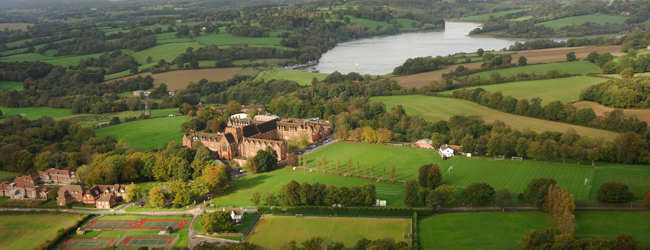 LISA-Sprachreisen-Schueler-Englisch-England-Ardingly-Landschaft-See-Schloss-Sport