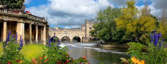 LISA-Sprachreisen-Schueler-Englisch-England-Bath-College-Prior-Park-Fluss-Stadt-Sommer