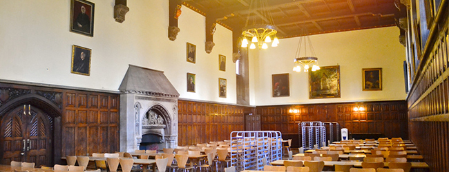 LISA-Sprachreisen-Schueler-Englisch-England-Bath-historisches-Schulschloss-Cafeteria-Speisesaal-neugotische-Architektur-Gemaelde-moderne-Ausstattung