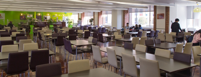 LISA-Sprachreisen-Schueler-Englisch-England-Brighton-Campus-Schule-Pause-Cafeteria