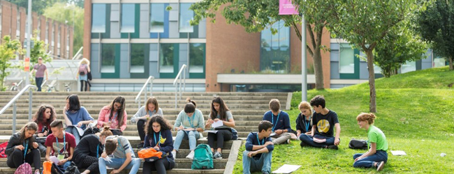 LISA-Sprachreisen-Schueler-Englisch-England-Brighton-Campus-Universitaet-Unterricht-Gelaende