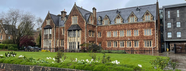 Blick auf das rote Backsteingebäude des Bristol Clifton College