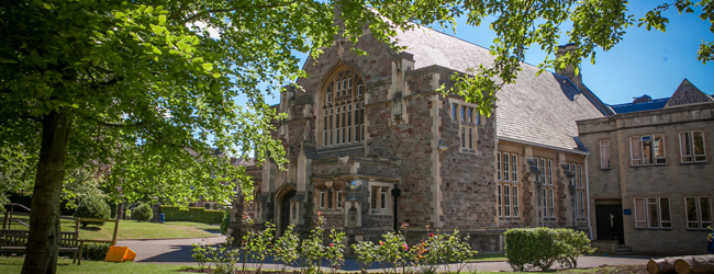 LISA-Sprachreisen-Schueler-Englisch-England-Bristol-Clifton-College-Sprachschule-Unterricht-Sommer
