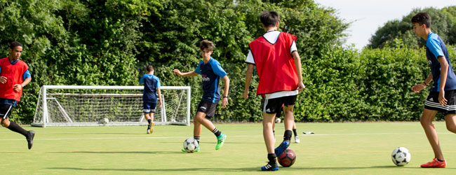 LISA-Sprachreisen-Schueler-Englisch-England-Cambridge-College-Option-Fussball-Training-Professionell