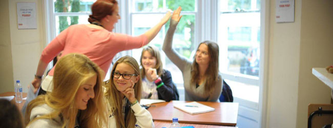 LISA-Sprachreisen-Schueler-Englisch-England-Cambridge-College-Unterricht-Sprachkurs-Gruppe