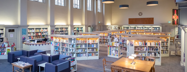 LISA-Sprachreisen-Schueler-Englisch-England-Cheltenham-College-Bibliothek-Lesen-Buecher-Regale