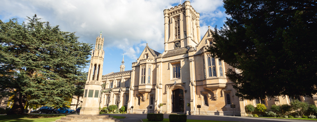 LISA-Sprachreisen-Schueler-Englisch-England-Cheltenham-College-Campus-Sprachschule-Kapelle-Gebaeude