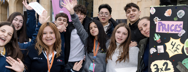 Jugendliche präsentieren ihr Projekt mit Plakaten bei einem Schülersprachkurs Englisch in Cheltenham College