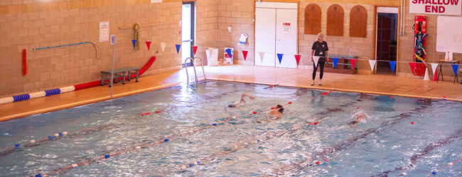 LISA-Sprachreisen-Schueler-Englisch-England-Cheltenham-College-Schwimmhalle-Freizeit-Wettkampf