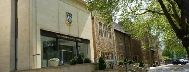 LISA-Sprachreisen-Schueler-Englisch-England-Cheltenham-Ladies-College-Eingang-Hauptgebaeude