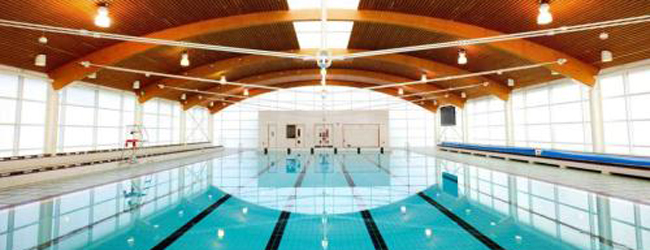 LISA-Sprachreisen-Schueler-Englisch-England-Cheltenham-Ladies-College-Schwimmen-Halle