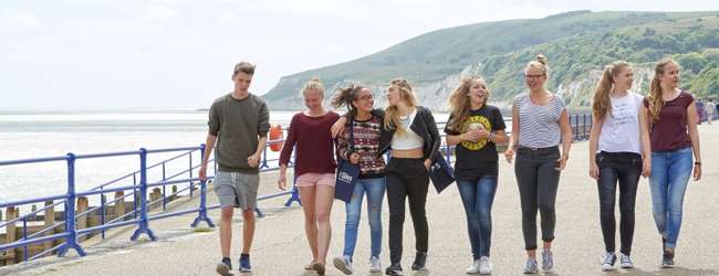 LISA-Sprachreisen-Schueler-Englisch-England-Eastbourne-Promenade-Spazieren-Meer-Sommer-Kueste