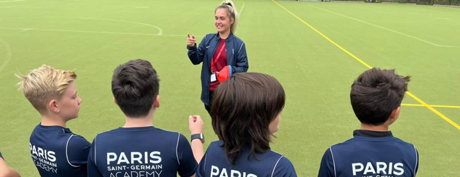 Ballern und Büffeln - so machen wir Kinder zu englischsprachigen Fußballstars Im LISA! Sprachreisen-Fußballcamp PSG in England erklärt die Trainerin vier Sprachreisenschülern den Trainingsablauf auf Englisch.