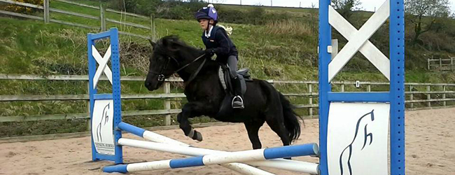 LISA-Sprachreisen-Schueler-Englisch-England-Ilfracombe-Devon-Aktivitaet-Reiten-Springen