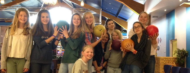 LISA-Sprachreisen-Schueler-Englisch-England-Ilfracombe-Devon-Freizeit-Bowlen-Spass