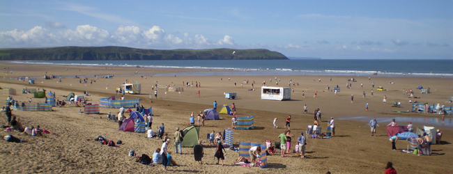 Sprachreisen für Schueler in England: Der breite Sandstand von Ilfracombe im Sommer.