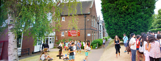 LISA-Sprachreisen-Schueler-Englisch-England-London-Beckenham-Sprachschule-Garten-Schueler-Pause