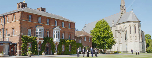 Gelände des Marlborough College mit Hauptgebäude und Kirche Ein rotes Backsteingebäude und eine Kirche bilden einen Teil des Marlborough College in England