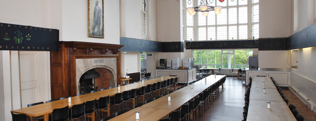 LISA-Sprachreisen-Schueler-Englisch-England-Petersfield-Bedales-School-Cafeteria-Speisesaal