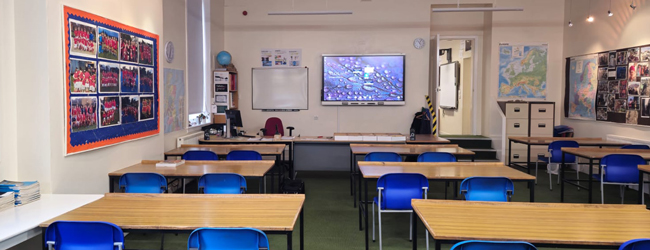 Großes Klassenzimmer mit Tischen und blauen Stühlen an der LISA! Sprachschule in Edinburgh Loretto