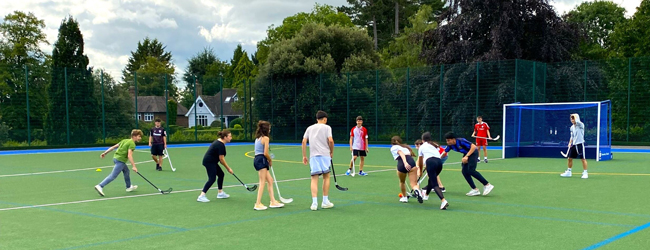 LISA-Sprachreisen-Schueler-Englisch-England-Shrewsbury-Freizeit-Spiel-Hockey-Feld