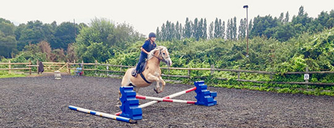 LISA-Sprachreisen-Schueler-Englisch-England-Surrey-Box-Hill-Extra-Reiten-Springen