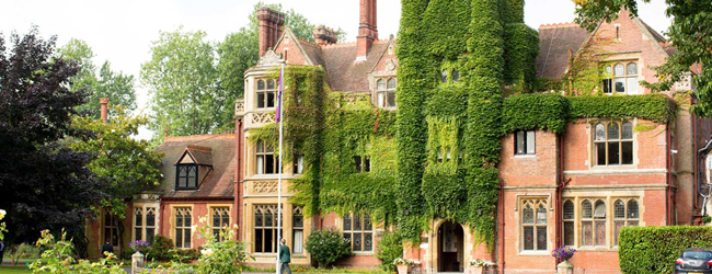LISA-Sprachreisen-Schueler-Englisch-England-Surrey-Box-Hill-Schloss-Hauptgebaeude-Ehrwuerdig