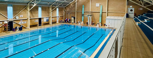 LISA-Sprachreisen-Schueler-Englisch-England-Winchester-Schule-Schwimmbad-Halle