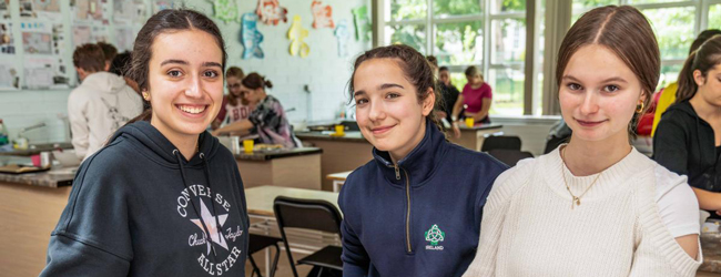 Drei Schülerinnen backen und kochen gemeinsam bei einer LISA! Sprachreise nach Dublin