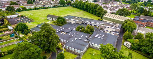 LISA-Sprachreisen-Schueler-Englisch-Irland-Dublin-Park-Schule-Mercy-College-Gelaende