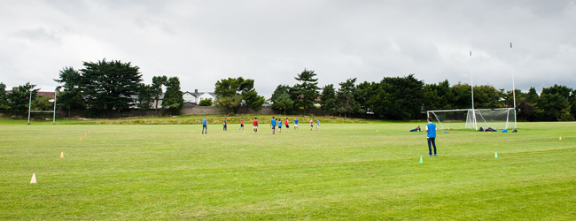Fussballspiel bei einer LISA! Sprachreise für Schüler in Dublin Kinder spielen auf einem weitläufigen Rasen Fussball bei einer Sprachreise in Dublin
