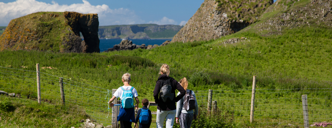 LISA-Sprachreisen-Schueler-Englisch-Irland-Gastfamilienprogramm-Aktivitaet-Wandern-Kueste-Meer