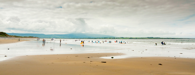 LISA-Sprachreisen-Schueler-Englisch-Irland-Gastfamilienprogramm-Freizeit-Camp-Surfen-Meer