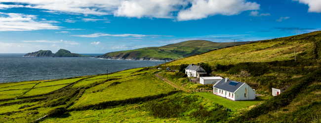 LISA-Sprachreisen-Schueler-Englisch-Irland-Gastfamilienprogramm-Haus-Meer-Wiesen-Schafe