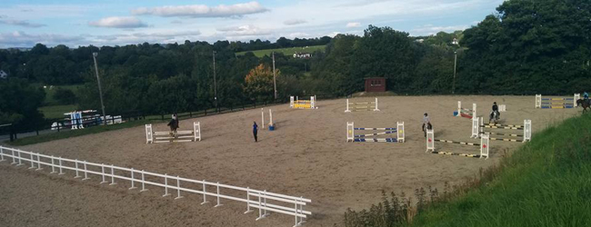 LISA-Sprachreisen-Schueler-Englisch-Irland-Kilkenny-Zusatz-Optionen-Reiten-Reitplatz