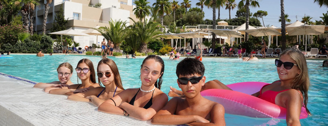 Schüler im Swimming Pool bei einer Schülersprachreise in Salina Beach