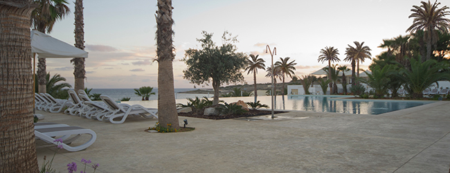 Poolterrasse Hotel LISA! Sprachreisen auf Malta mit Blick aufs Meer bei Sonnenuntergang.