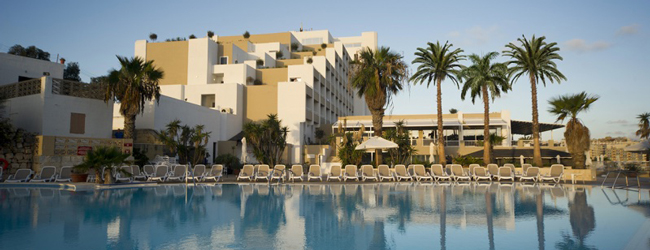 LISA-Sprachreisen-Schueler-Englisch-Malta-Salina-Beach-Resort-Hotel-Pool-Palmen