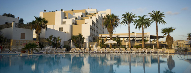 Großer Infinity-Swimmingpool mit Palmen auf Sprachreise Malta