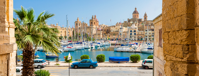 LISA-Sprachreisen-Schueler-Englisch-Malta-Salina-Beach-Stadt-Sonne-Ferien-Gebaeude