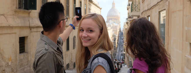 LISA-Sprachreisen-Schueler-Englisch-Malta-Sliema-Rundgang-Strassen-Foto-Freizeit