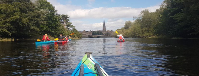 LISA-Sprachreisen-Schueler-Englisch-Schottland-Perth-Kilgraston-Campus-Paddeln-Fluss