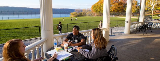 LISA-Sprachreisen-Schueler-Englisch-USA-New-York-Campus-Hudson-Campus-Terrasse-Pause