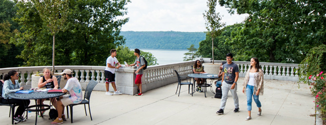 LISA-Sprachreisen-Schueler-Englisch-USA-New-York-Campus-Sprachschule-Terrasse-Blick-Hudson-Pause