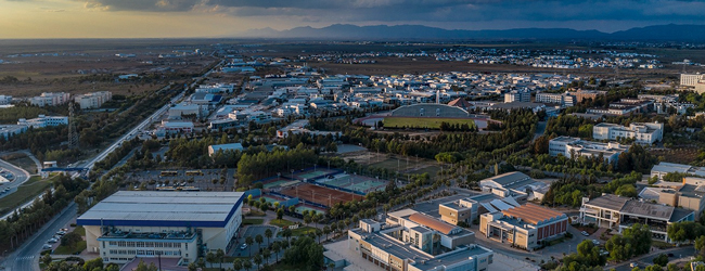 Luftaufnahme des Campus der EMU Universität in Famagusta, Nordzypern