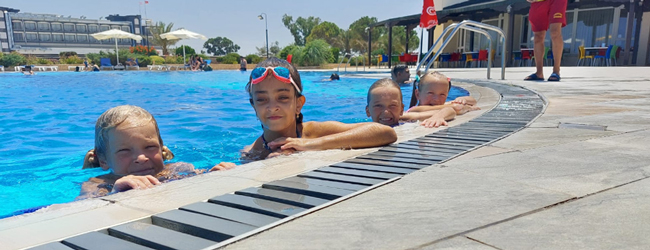 Mädchen schauen am Rand eines Swimmingpools heraus bei einer LISA! Schülersprachreise in Famagusta