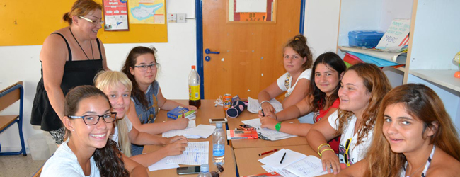 LISA-Sprachreisen-Schueler-Englisch-Zypern-Limassol-Schule-Unterricht-Klassenraum