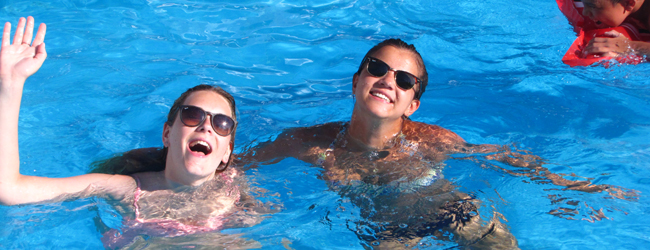 LISA-Sprachreisen-Schueler-Englisch-Zypern-Limassol-Sprachkurs-Sommer-Pool-Spass