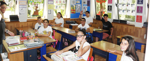 LISA-Sprachreisen-Schueler-Englisch-Zypern-Limassol-Unterricht-Sprachschule-Gruppe