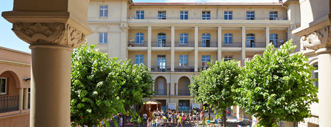 LISA-Sprachreisen-Schueler-Franzoesisch-Frankreich-Cannes-Sprachschule-Gebaeude-Saeulen-Hof